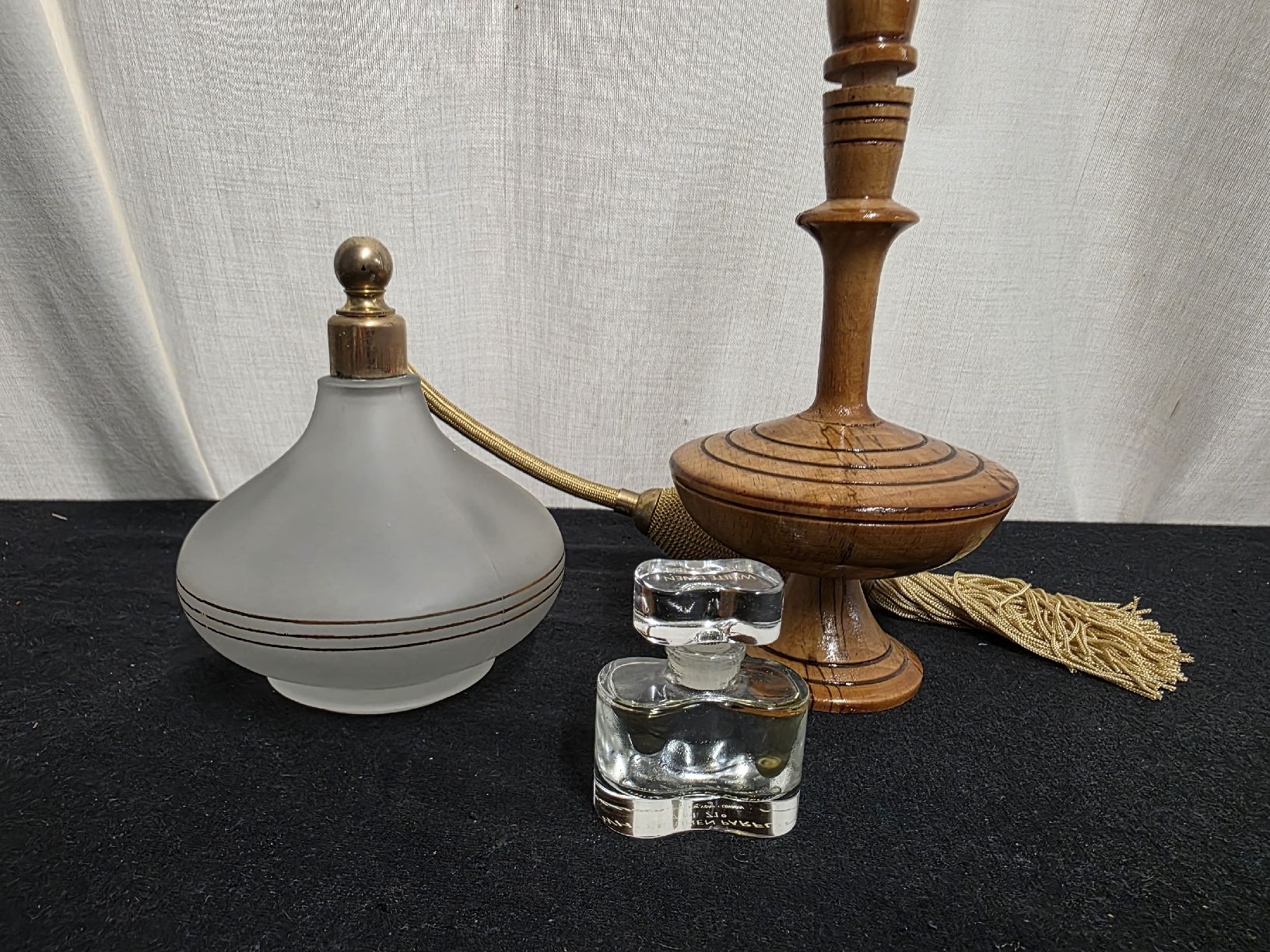 Flaconi: 3 Parfum Zerstäuber Glas Matt Holz Halterung Set gebraucht – Usato da Wolfertswil venduto da Antiko 1