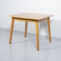 Quadratischer Esstisch