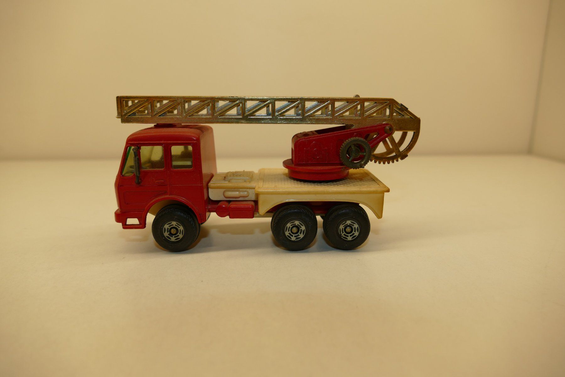Modellini d'auto: M 1:55: Feuerwehr mit Drehleiter – Usato da Niederhasli venduto da rail-duerst