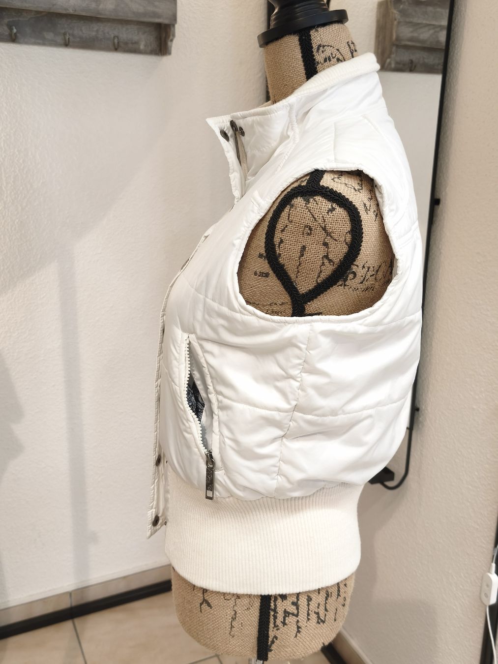 C&A Gilet & Giacche senza maniche: Clockhouse Weste weiss mit Muster Innenfutter Grösse M – Nuovo (secondo la descrizione) da Emmetten venduto da SecondhandSiska 1