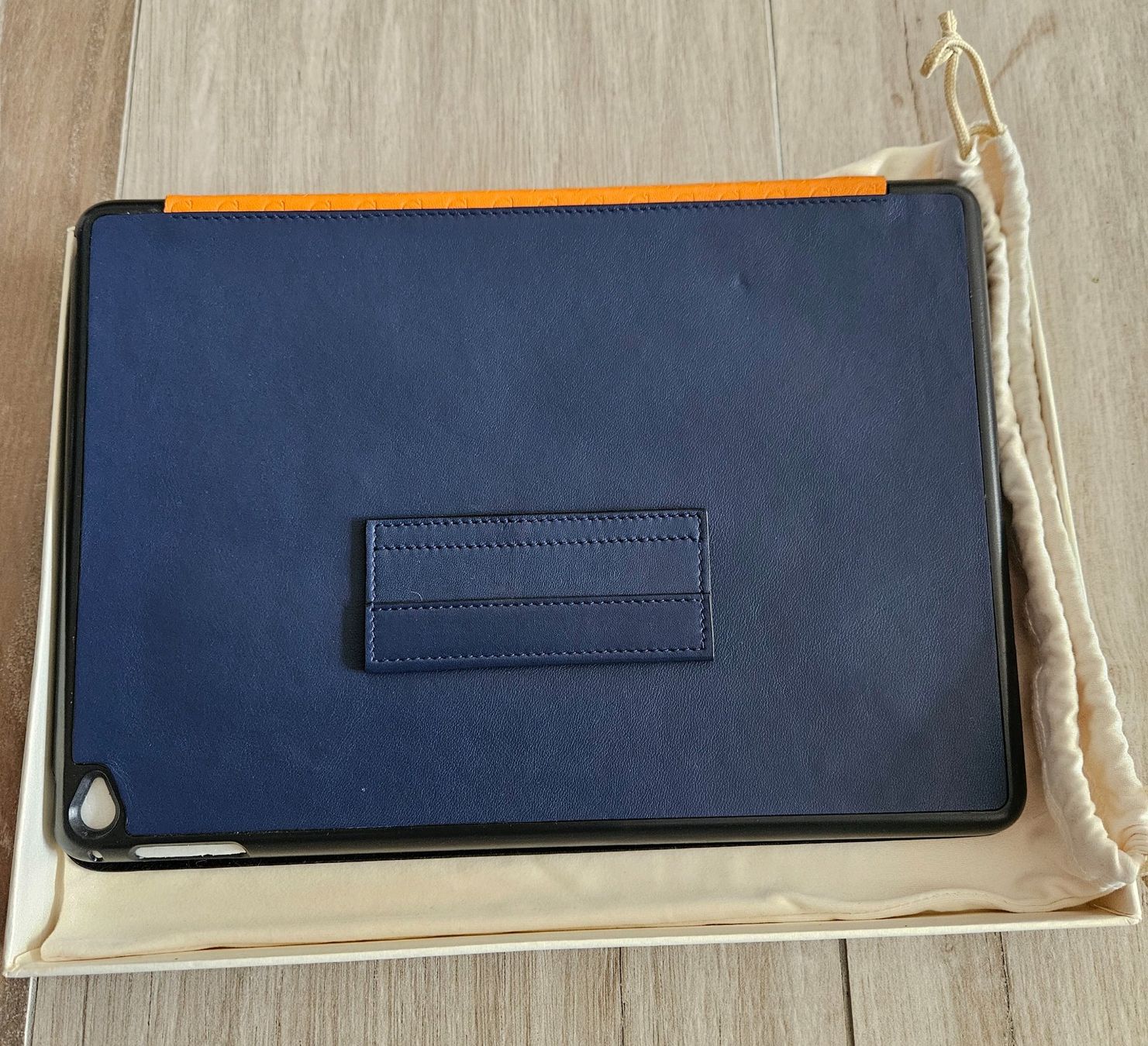 Omega Orologi: Omega boutique, housse Ipad neuve. – Usato da Vevey venduto da Timeswiss 1