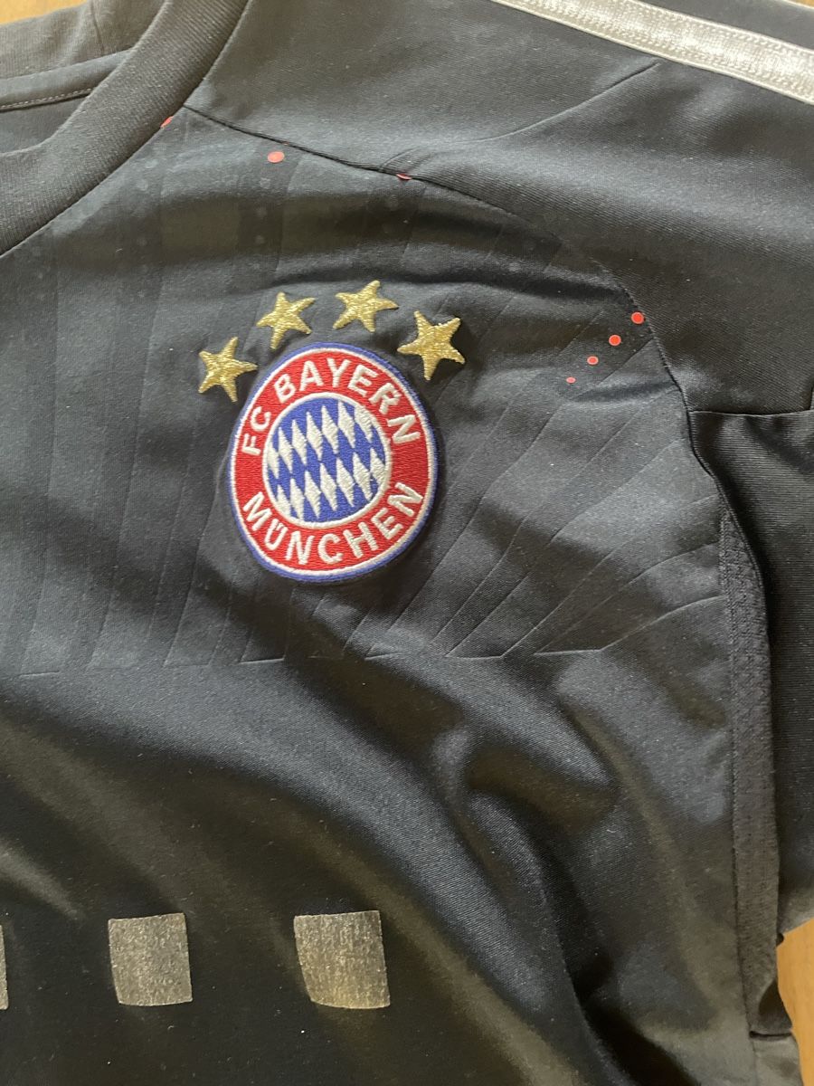 Bayern München Canottiere & Pantaloni: FC Bayern Shakiri Trikot – Usato da Stäfa venduto da Phphch 1