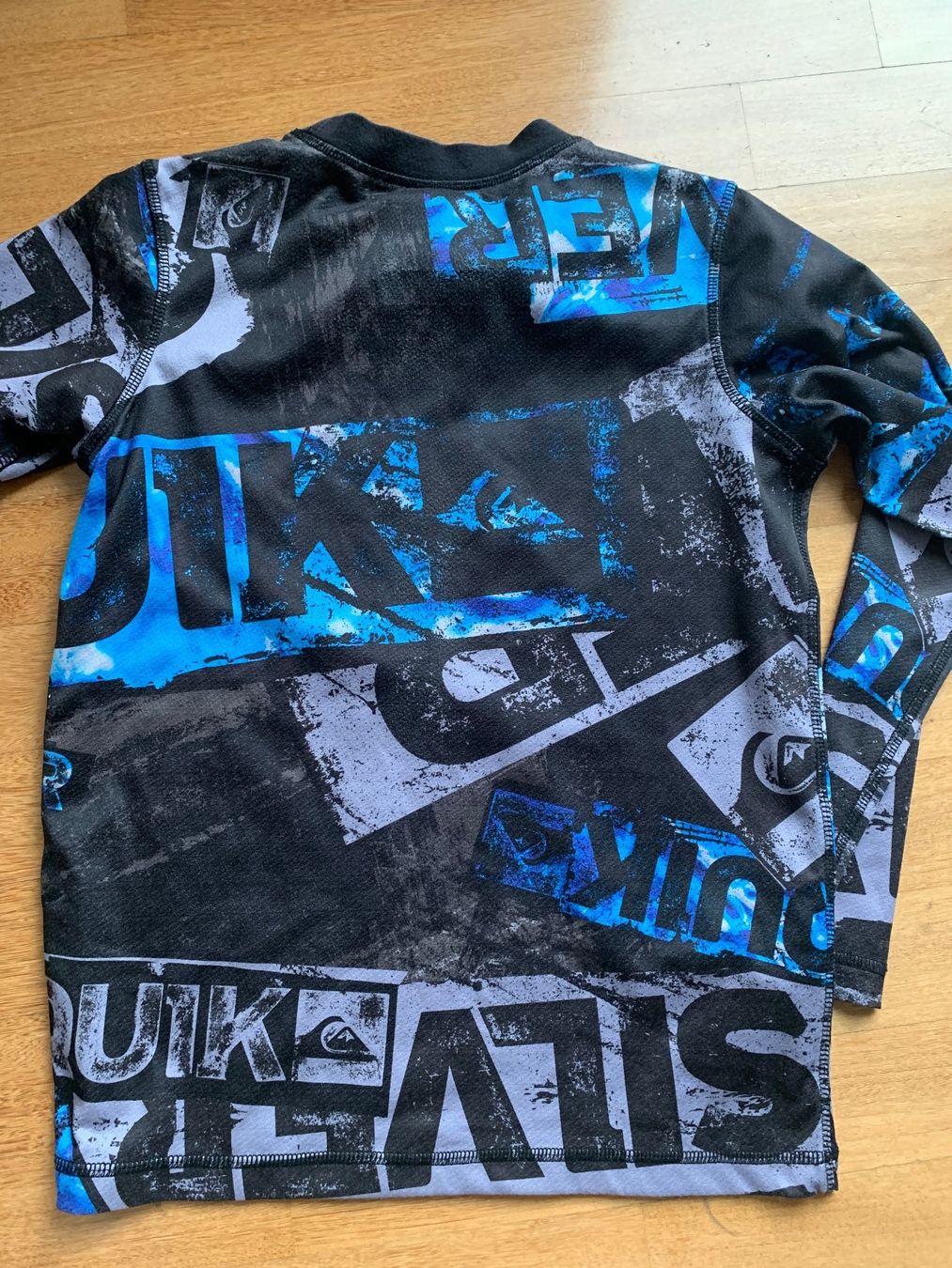 Camicie, T-shirt & Polo: QuickSilver Mid Layer Gr. 140 – Usato da Killwangen venduto da Zermatt5 3