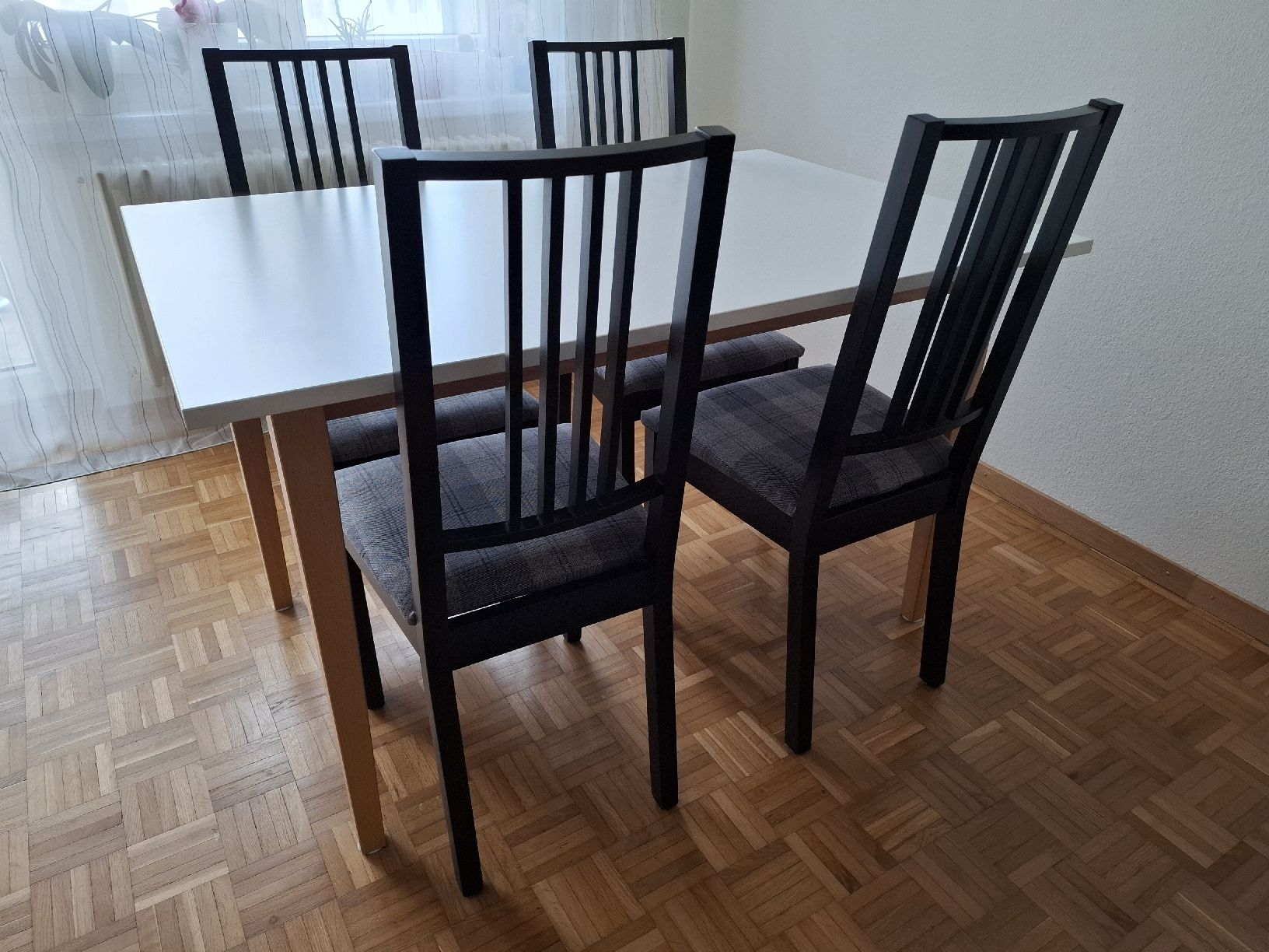 Ikea Set di tavolo e panche: Esstisch mit vier Stühlen – Usato da Luzern venduto da brungi 1