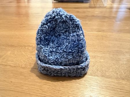 Handgestrickte blaue Babymütze - Warm für den Winter