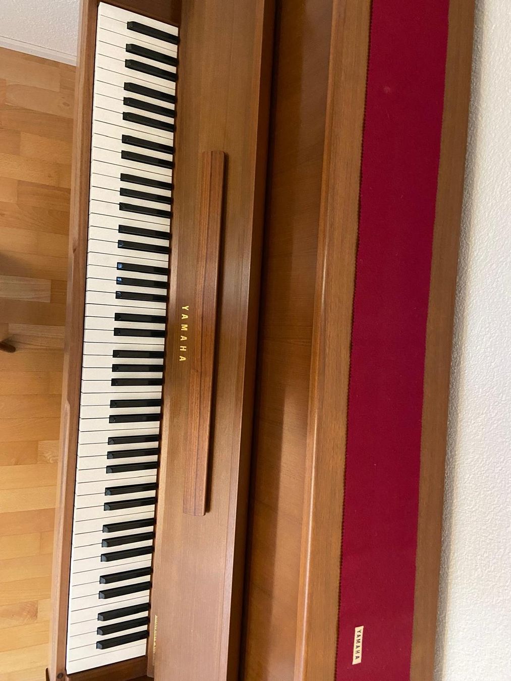 Yamaha Strumenti musicali: Wunderschönes Yamaha Klavier – Usato da Luzern venduto da Ratschi_LU 5