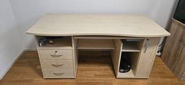 Schreibtisch mit abschliessbaren Schubladen und Fächern