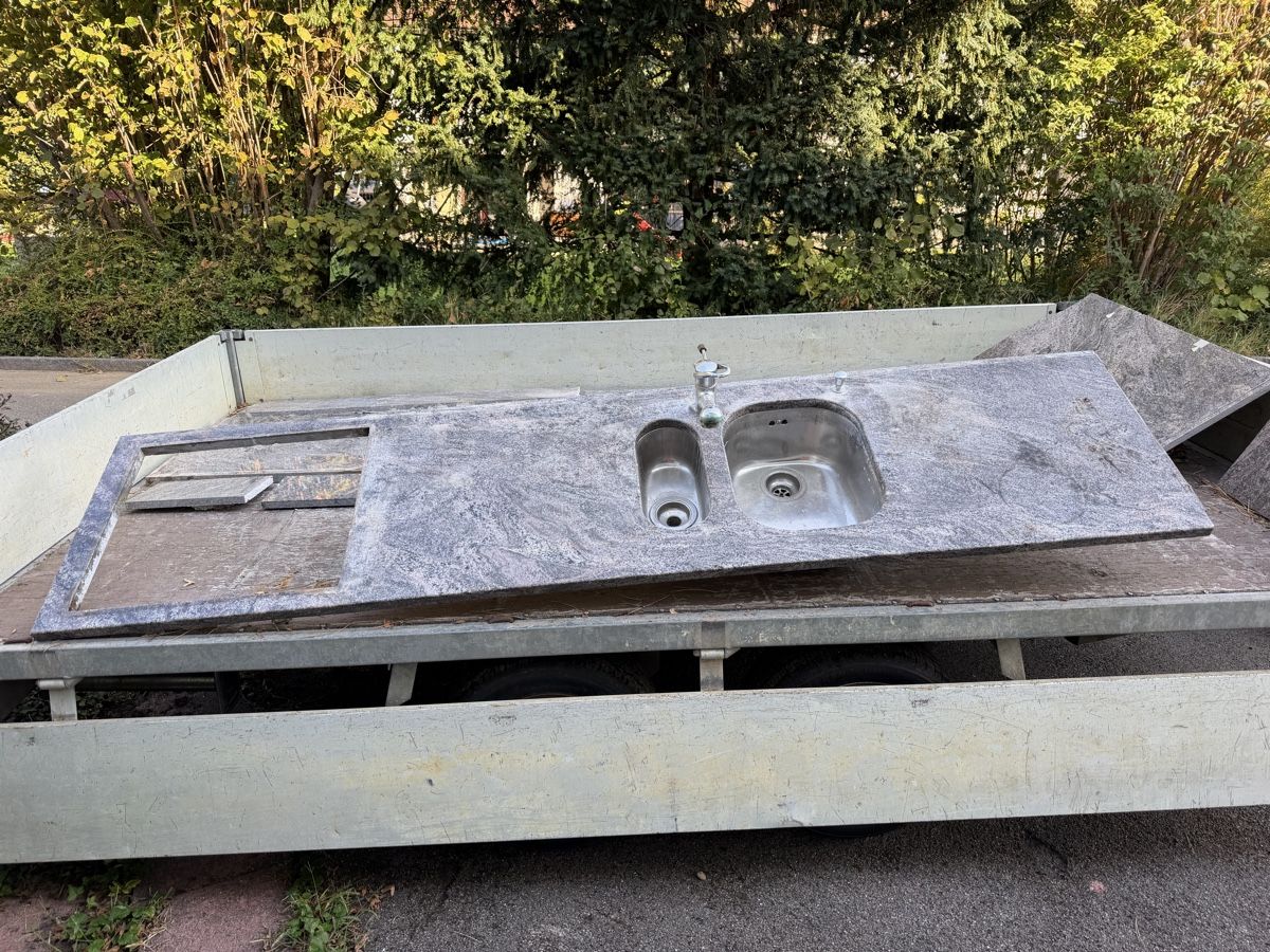 Pietre & tegole: Küchenabdeckung Granit – Usato da Baden venduto da vrisal 4