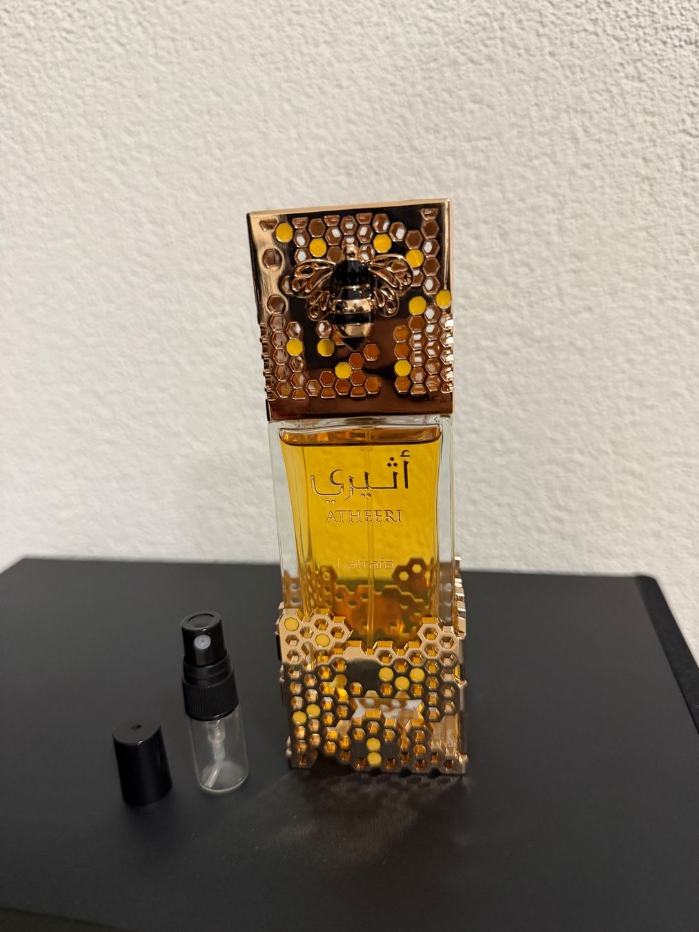 Lattafa Profumi & Eau de Toilette: Lattafa Atheeri (2ml Glasabfüllung) – Usato da Lyss venduto da PA0000