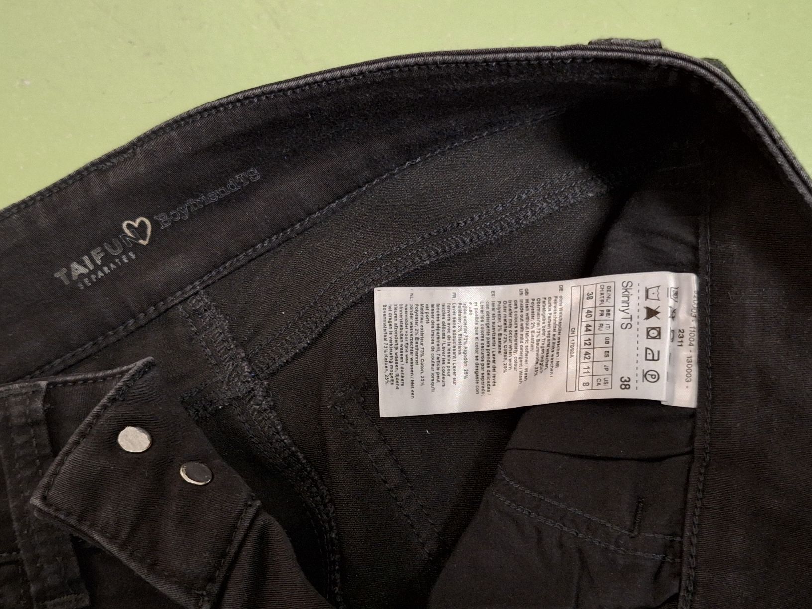 Jeans: Schwarze Jeans – Usato da Niederglatt ZH venduto da Bobsli 1