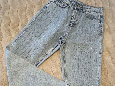 Helle Jeans mit Strass