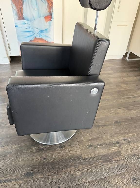 Kosmetik-& Massageliegen: 2 Layer Friseurstühle - Kunstleder, höhenverstellbar – Gebraucht aus Meyriez von Der_Hausmeister 1