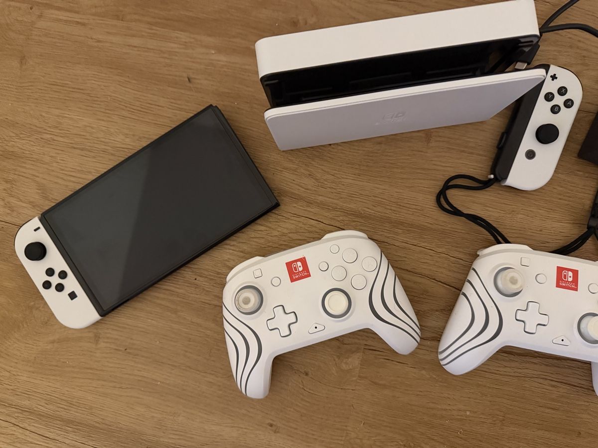 Stinchiere & Fasciature: Nintendo Switch mit Controller – Nuovo (secondo la descrizione) da Kefikon TG venduto da jel_72fp 2