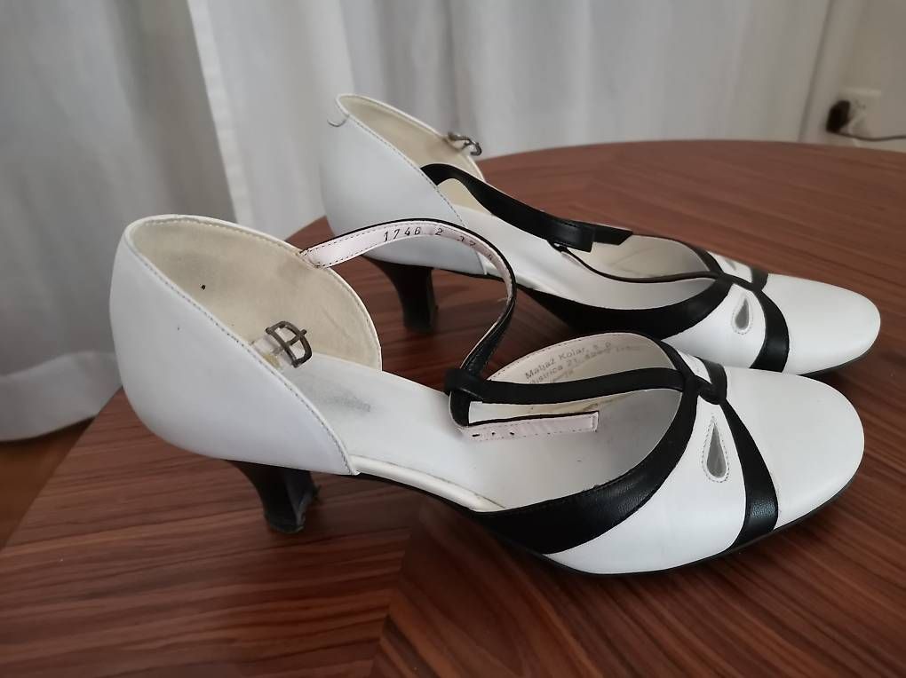 Scarpe da donna: Weiss-schwarze Sandalette, Gr. 37 – Usato da Muri b. Bern venduto da Claudiahuegli 2