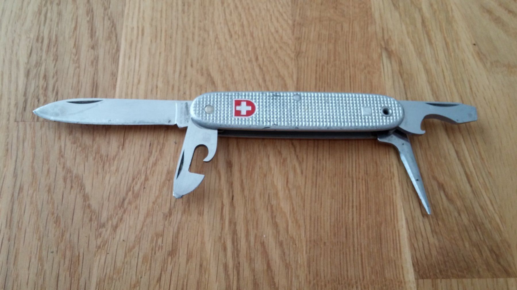 Victorinox Couteaux de poche: Schweizer Armee Sackmesser Victorinox 86 – D'occasion à Zürich par sendbad