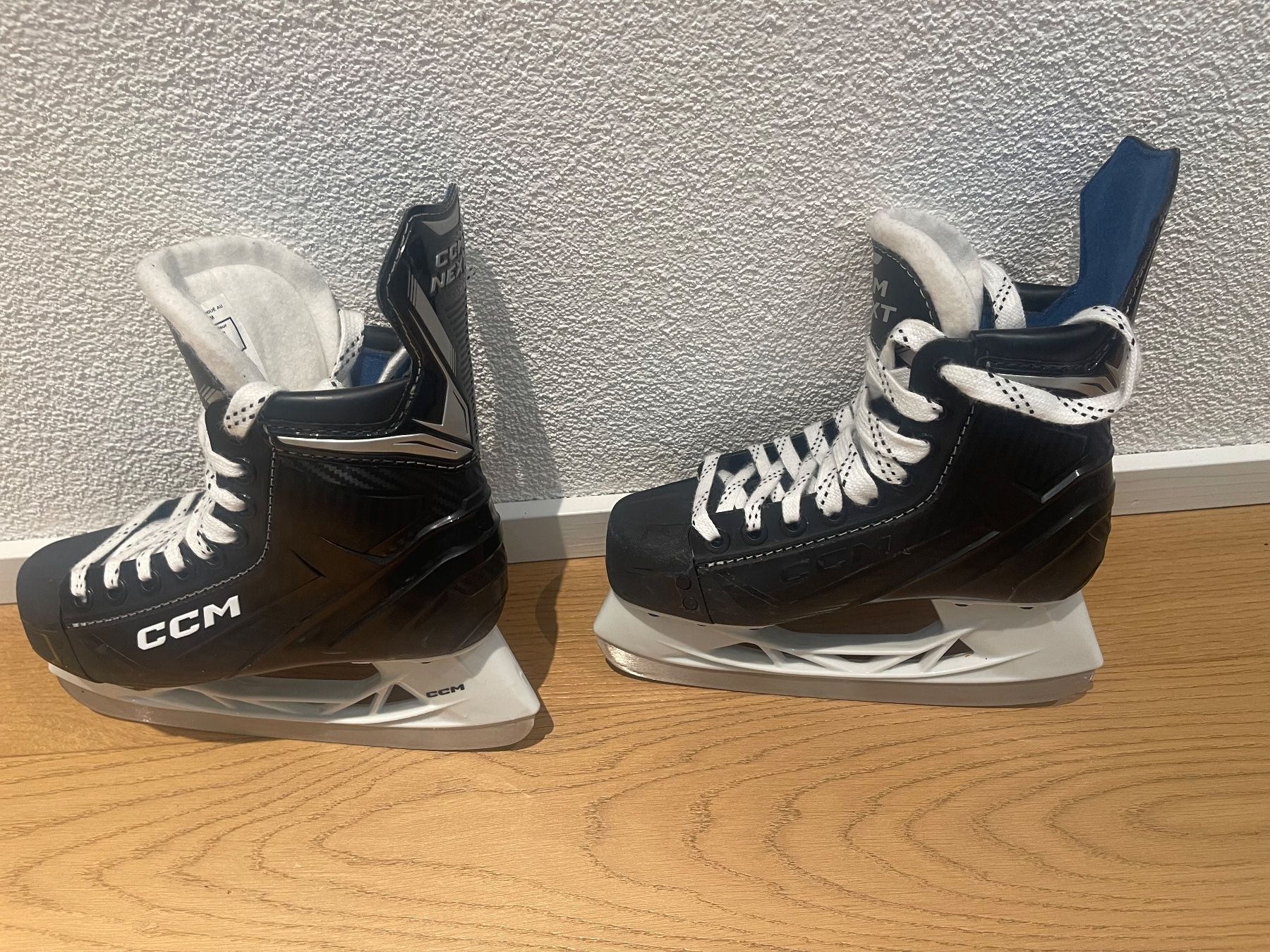 Ccm Pattini da ghiaccio: Eishockeyschlittschuhe CCM Next – Nuovo (secondo la descrizione) da Flums venduto da rggl 3