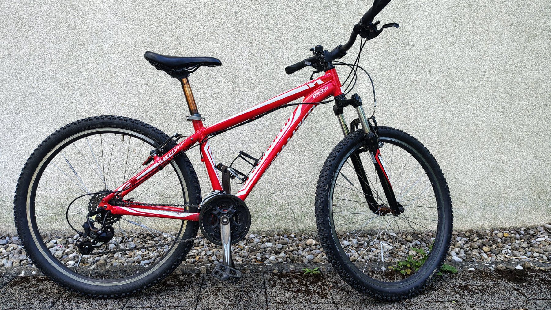 Specialized Biciclette: Rotes Specialized Hardrock MTB in gutem Zustand – Usato da Fribourg venduto da Marius06