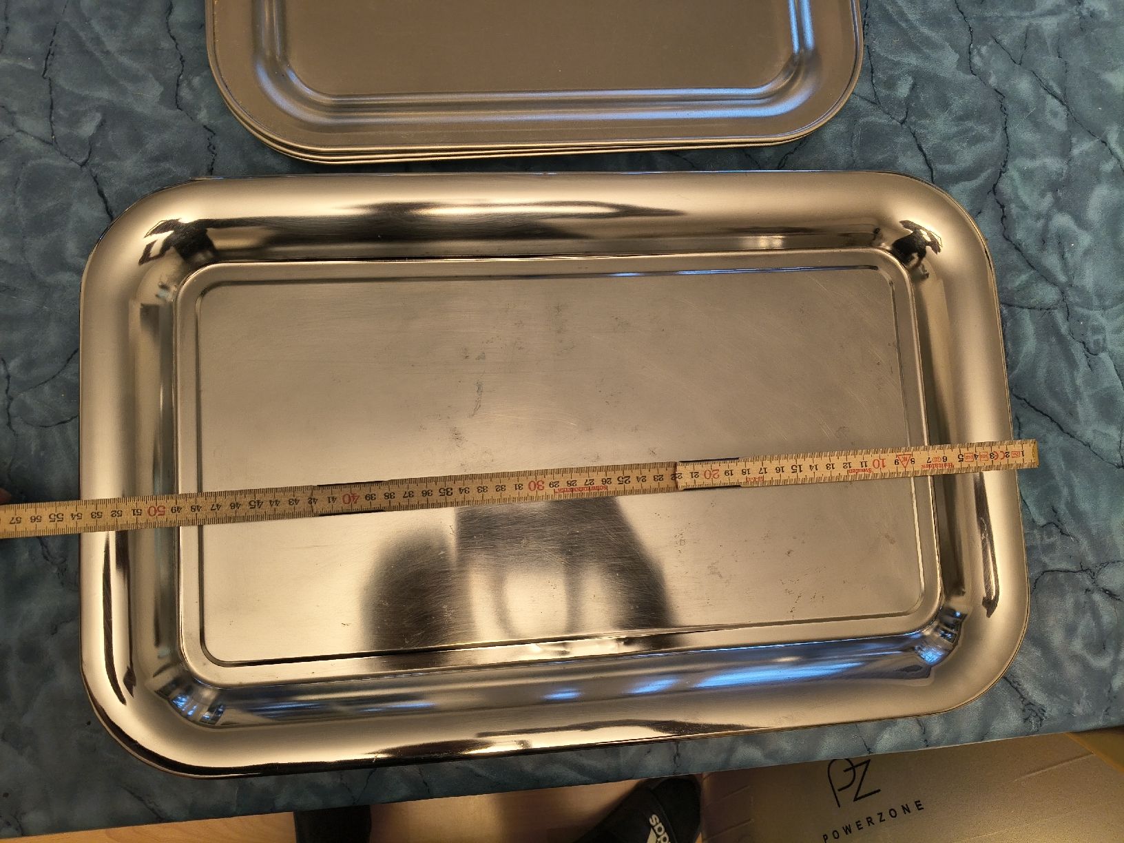 Piatti di portata: 4x Large + 4x Medium Metal Serving Apéro Trays – Usato da Zürich venduto da TrainLine 3
