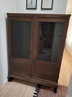 Alter Holzschrank mit Glastüren  z.B. Restaurierungsprojekt