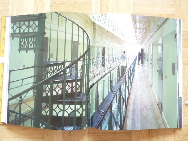 Libri: Buch HINTER GITTERN – Nuovo (secondo la descrizione) da Bassersdorf venduto da regatoli 3
