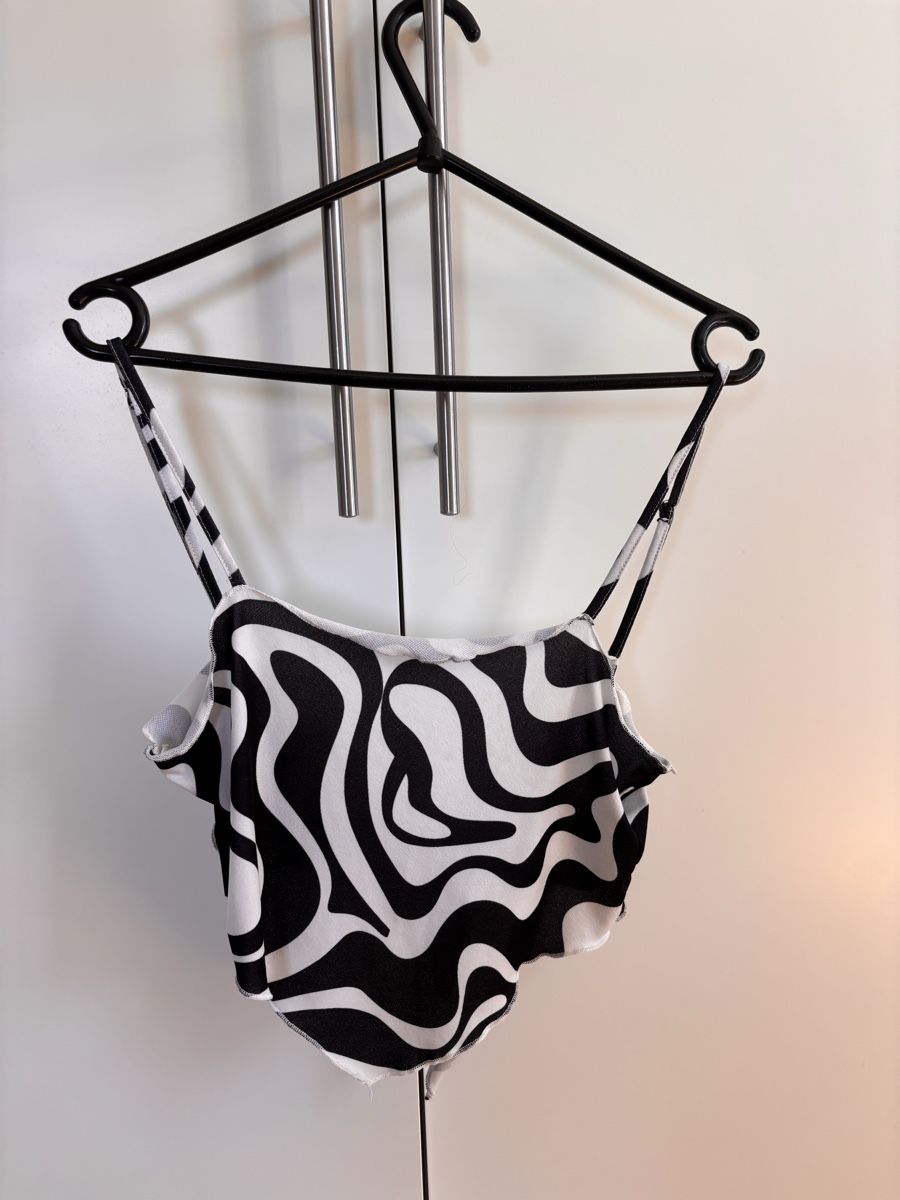 Top: Schwarz-Weiss gemustertes Top – Usato da Erlen venduto da xdi_yy28