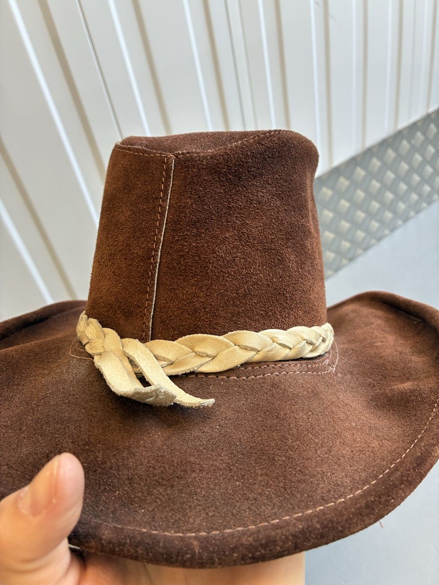 Copricapi, berretti & cappellini: Brauner Cowboyhut aus Wildleder – Usato da Bern venduto da wisemagpie 9