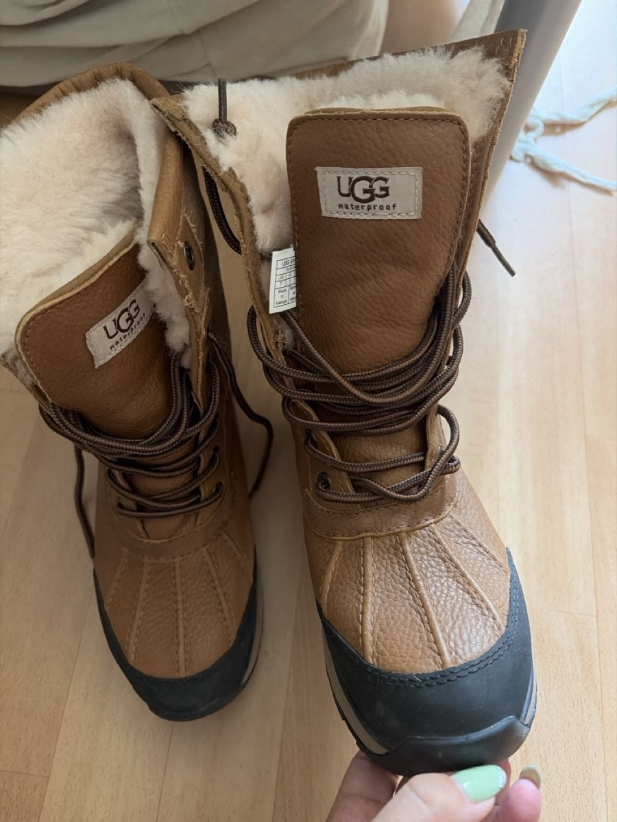 Scarpe da donna: Ugg Waterproof  – Nuovo (secondo la descrizione) da Zürich venduto da elicon