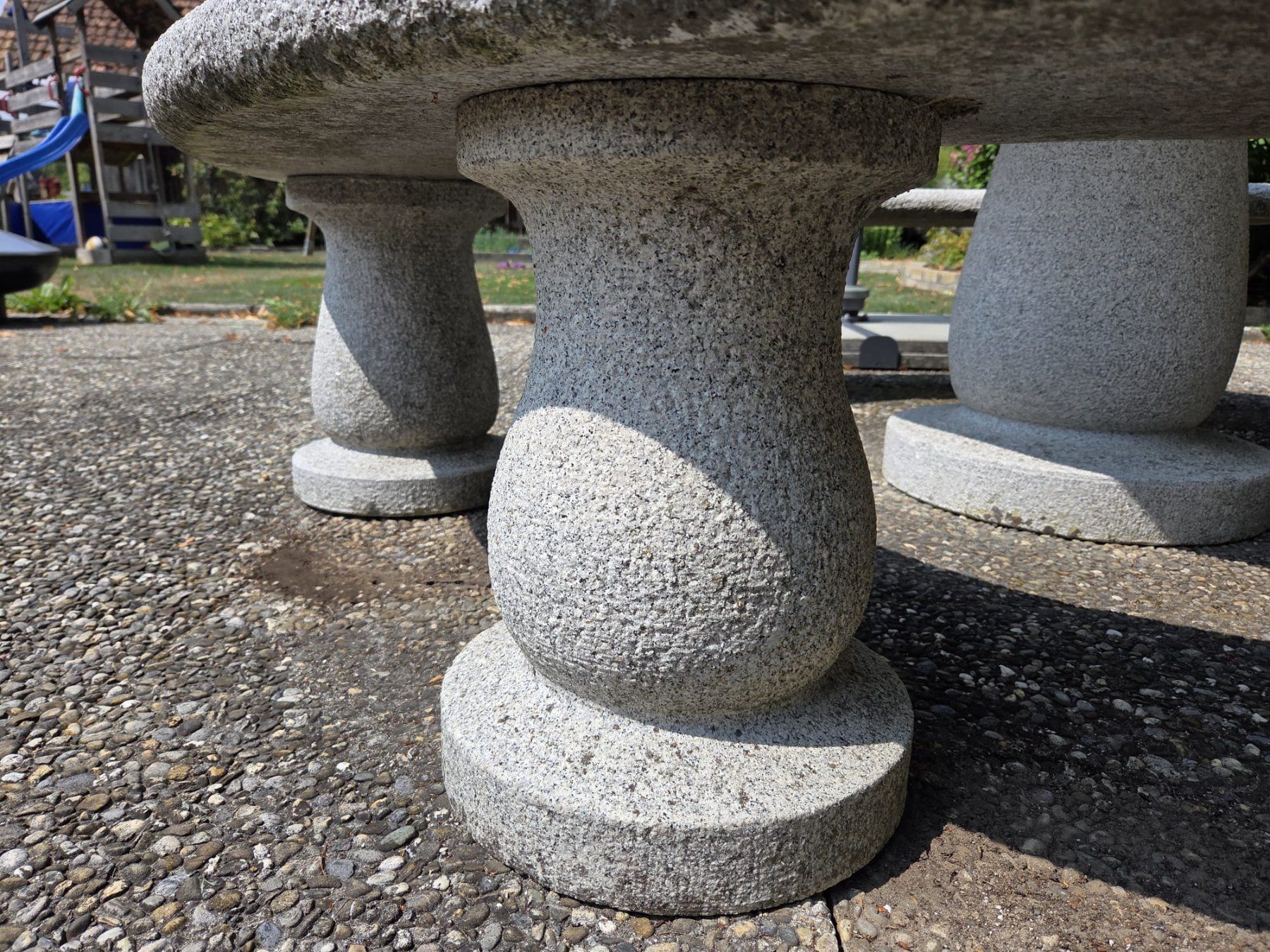 Tischset: Massive Granit Gartengarnitur Ø120 cm mit 3 Sitzbänken – Neu (gemäss Beschreibung) aus Rüegsau von connectweb 3