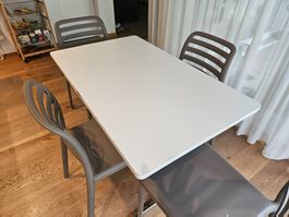 Ausziehbarer Esstisch mit 4 Stühlen – 109/168 x 66 cm