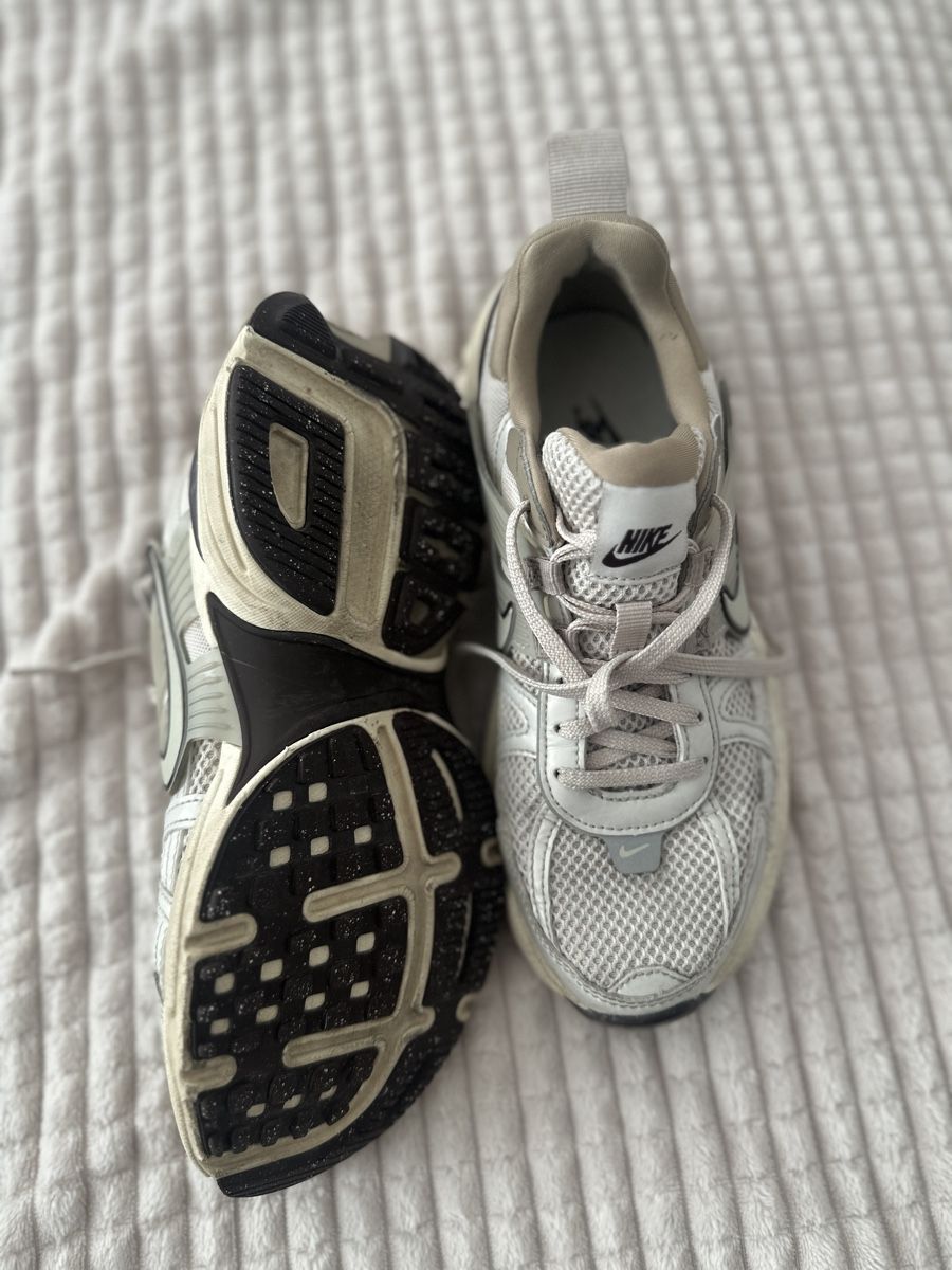 Nike Damenschuhe: Nike V2K Run Damen Sneaker Beige – Gebraucht aus Kriens von Trisanzz 2