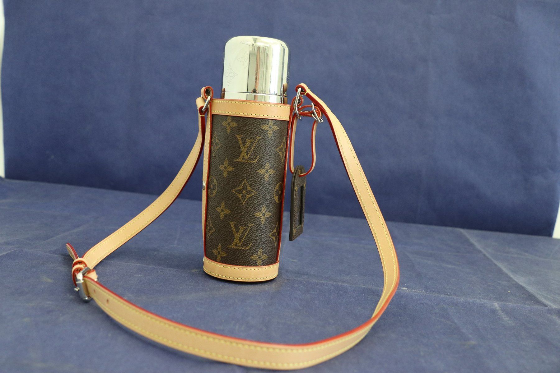 Borracce & Thermos: Louis Vuitton Wasserflasche mit Monogram Canvas Hülle – Nuovo (secondo la descrizione) da Liestal venduto da FuV01