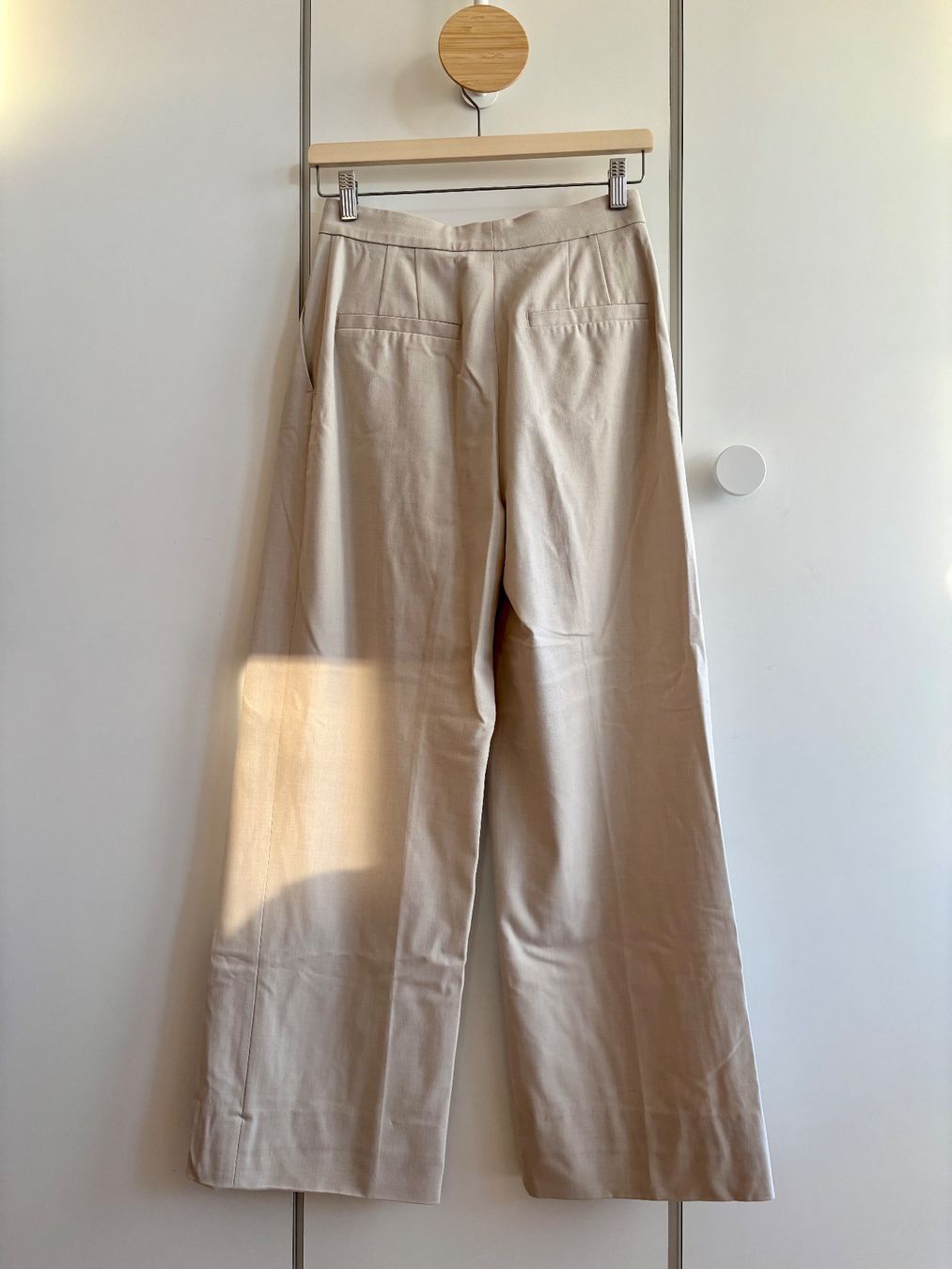 H&M Pantaloni: Gerade Stoffhose mit Bundfalten – Nuovo (secondo la descrizione) da Niederrohrdorf venduto da Madoqua 1