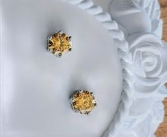 Elegante Ohrstecker in Silber mit gelben Moissaniten