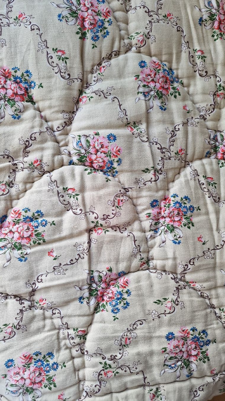 Coperte: Alte Steppdecke floral gemustert einfarbig cremefarben – Usato da Flawil venduto da neulinchen 1