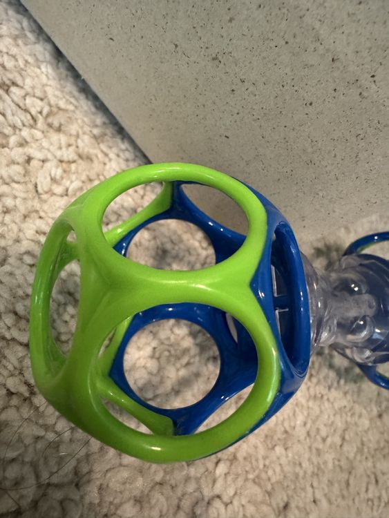 Jouets: Oball Rassel /Shaker, Spielzeug für Babys, Top Zustand – D'occasion à Küsnacht ZH par ToddyGinger 1