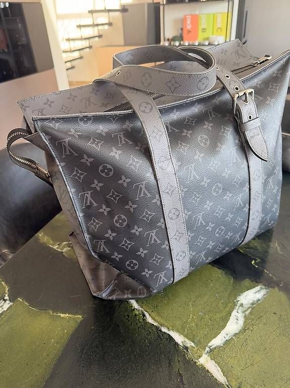 Sacs: Louis Vuitton Cabas Light Monogram Eclipse Black  – D'occasion à Diessenhofen par deu_5fnl