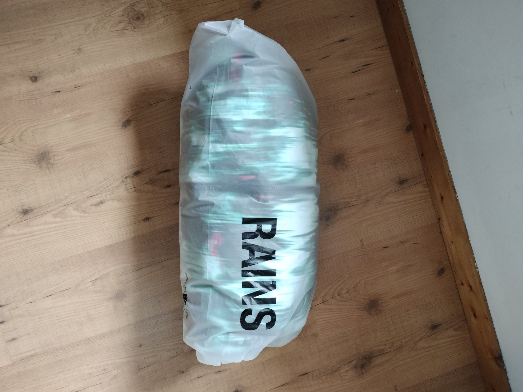 Rains Mäntel: Doudoune Rains Alta Puffer Jacket taille M – Neu und originalverpackt aus Renens VD von fel_gf6q 6