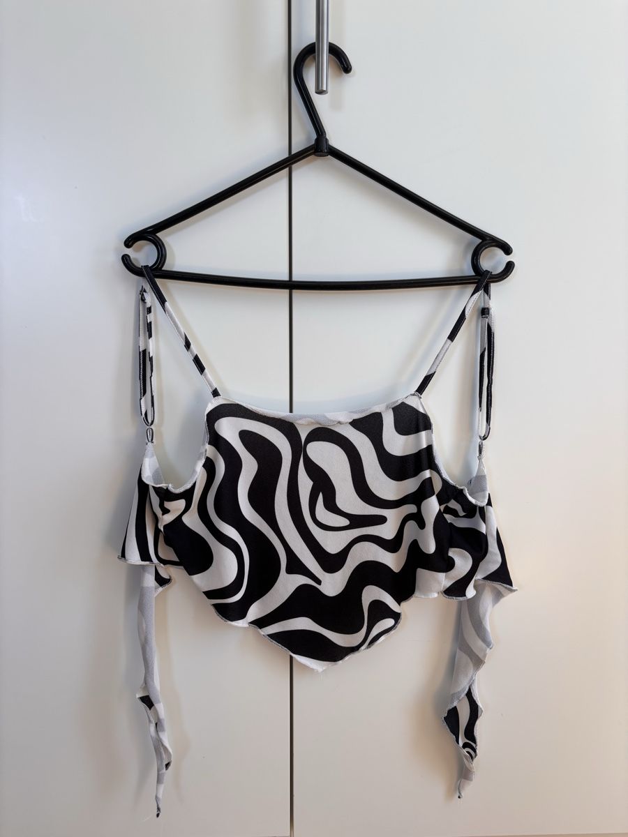 Top: Schwarz-Weiss gemustertes Top – Usato da Erlen venduto da xdi_yy28 2