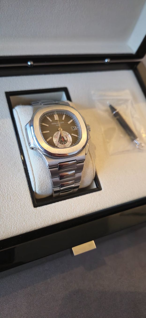 Patek Philippe Orologi: Patek Philippe Nautilus Chronograph 2011 - 5980/1A-014 – Usato da Sursee venduto da watch-hunter13 2