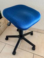 Anatomischer Hocker Silya blau mit Rädern Anatom Switzerland