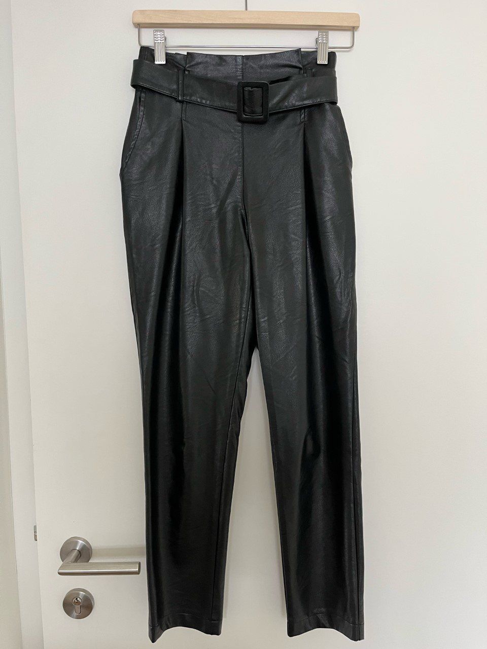 Pantaloni: Hose in Lederoptik mit Gürtel Gr. S, Farbe schwarz – Nuovo (secondo la descrizione) da Triesen venduto da dardaleni