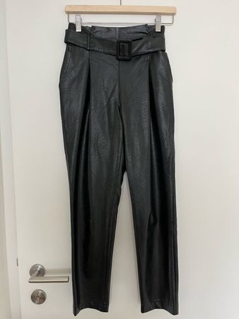 Hose in Lederoptik mit Gürtel Gr. S, Farbe schwarz