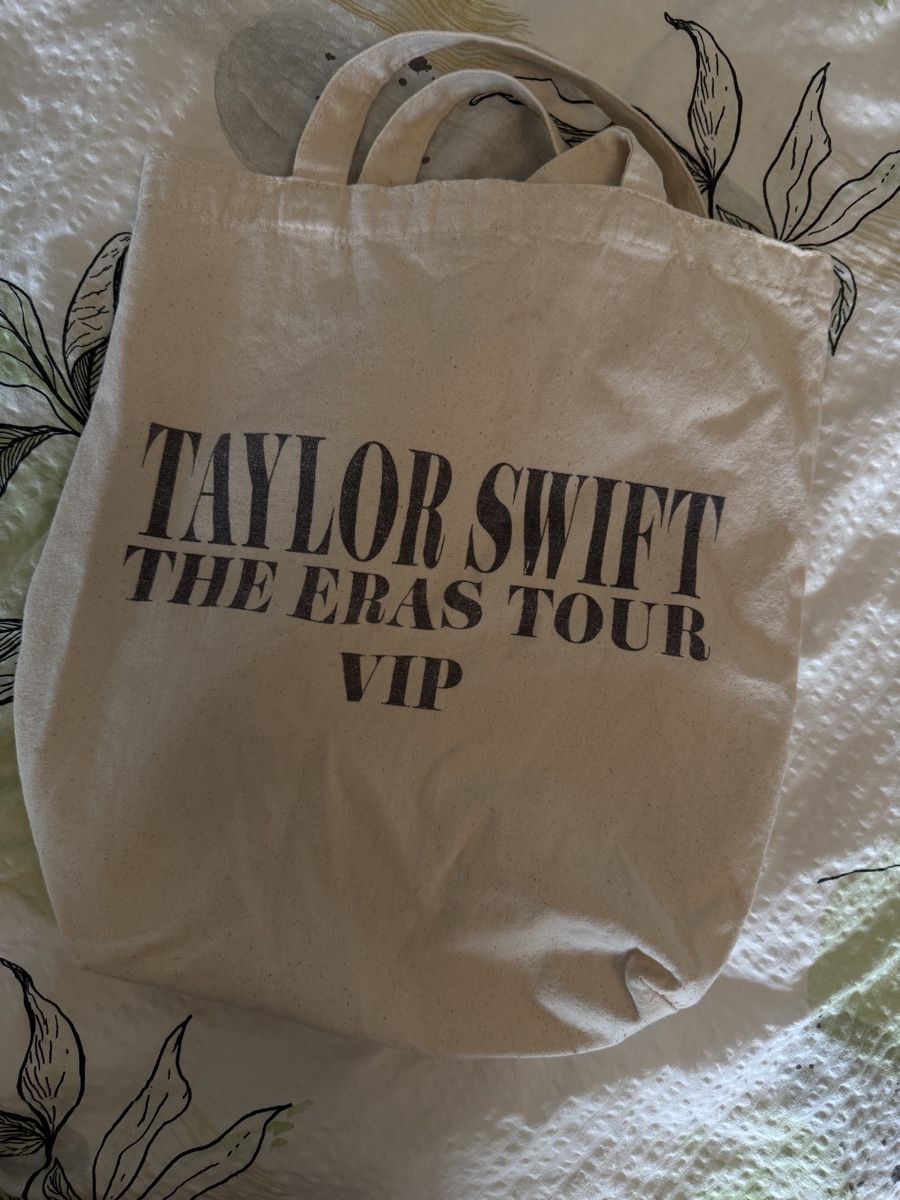 Carte collezionabili: Taylor Swift Eras Tour VIP Package – Nuovo (secondo la descrizione) da Amriswil venduto da tar_chc5 4