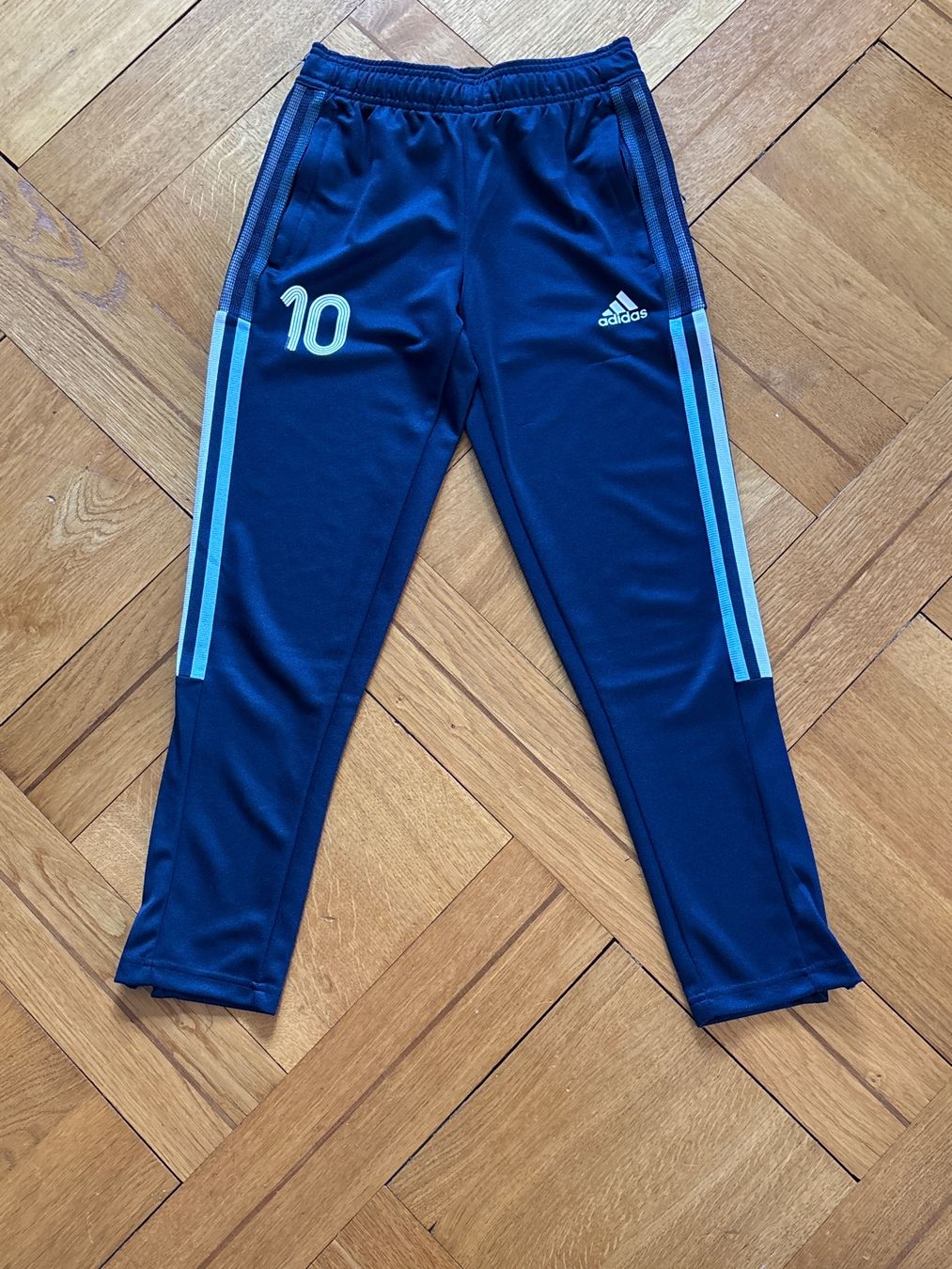 Completi: Trainingsanzug 2 teilig Adidas Gr. 140 – Nuovo (secondo la descrizione) da Genève venduto da Livsonman 2