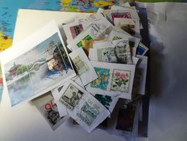 Schweizer Briefmarken von Umschlägen herausgeschnitten
