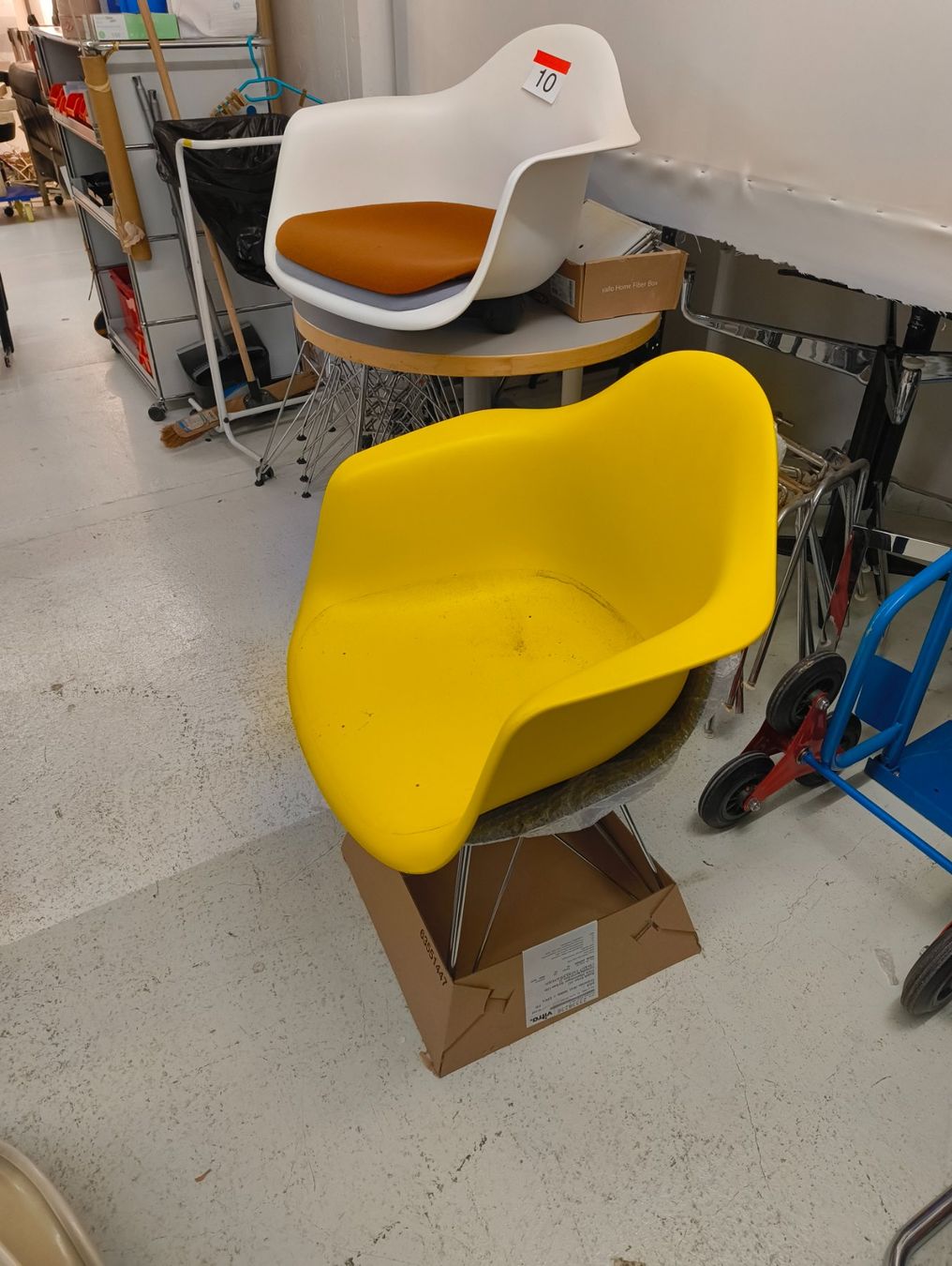 Vitra Sedie: Vitra Eames Armchair Schale – Usato da Zürich venduto da AntonBortis
