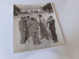 EINER FILMT HERREN GRUPPE mit DAME - FOTO WYSS LUZERN