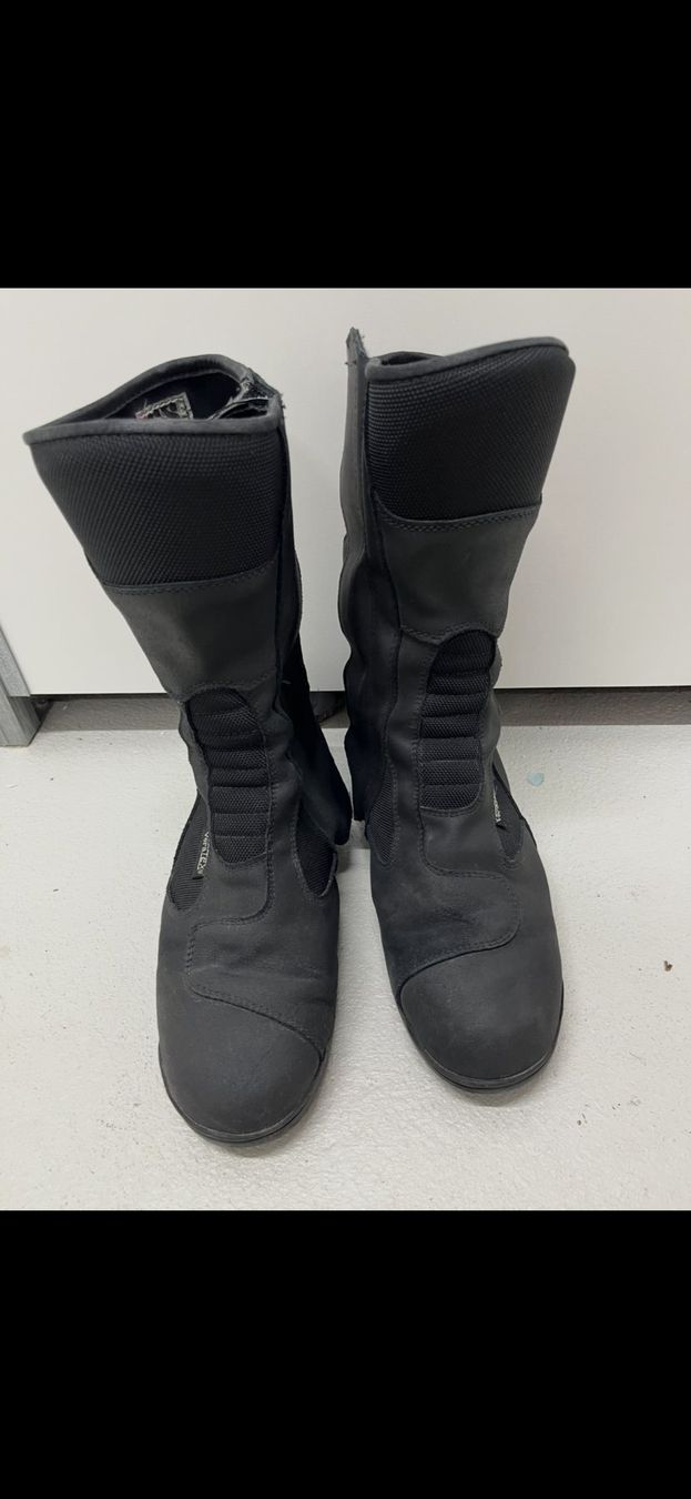 Herrenschuhe: Stiefel schwarz Grösse 44 – Gebraucht aus Oberglatt ZH von Mperlen