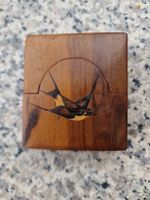 Antike Uhrdose mit Schwalbenintarsien