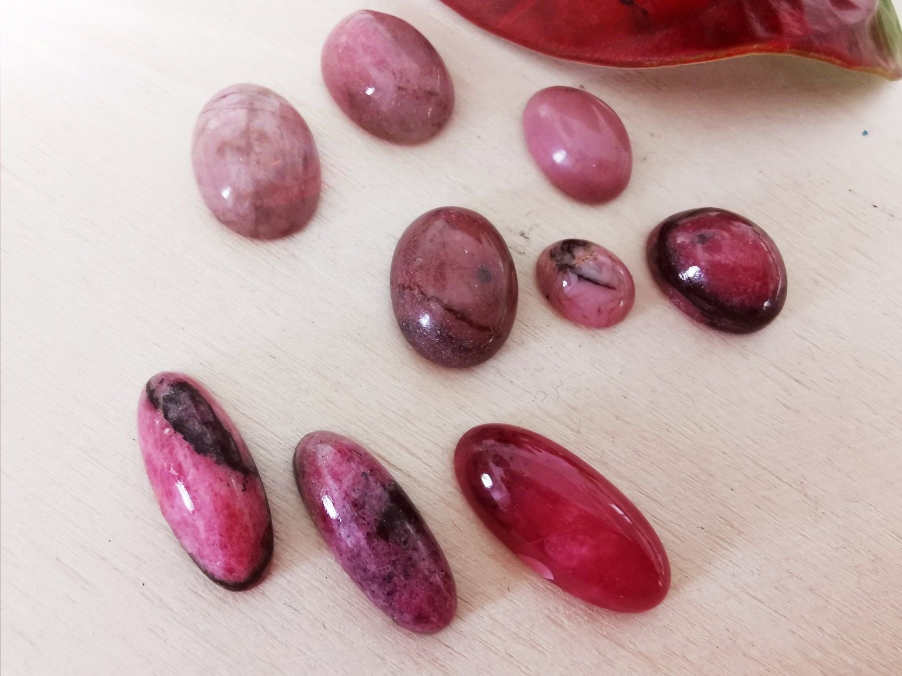 Edelsteine: 9 Stk. Rhodonit  Edelstein - Cabochon – Neu und originalverpackt aus Dierikon von Buntspecht-10 1